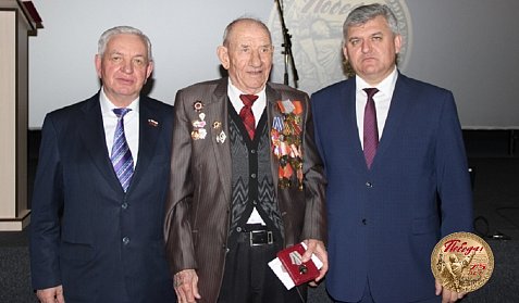 Чествуем героев